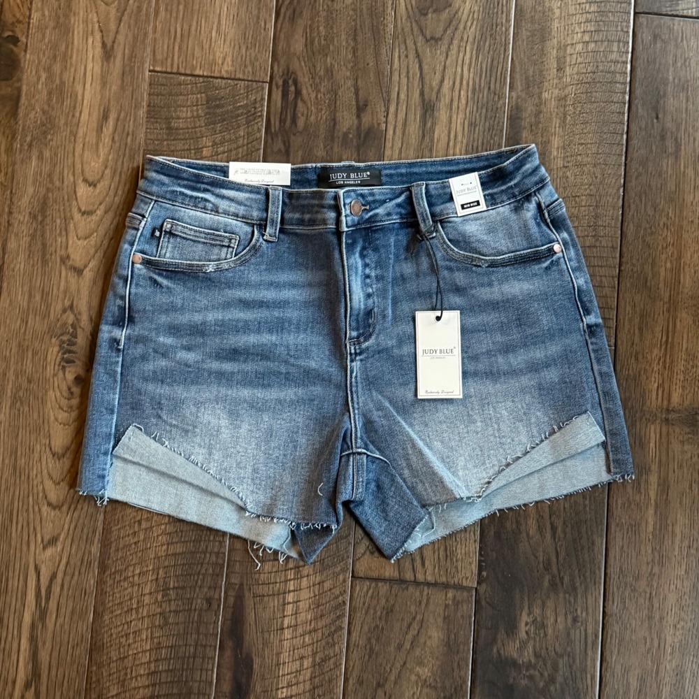Judy Blue NWT Mid Rise Raw Staggered Hem Denim Shorts Medium Wash XL JB150019